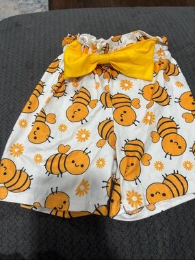 🟢10/$10 - Girls Bee Print Shorts with Yellow Bow
